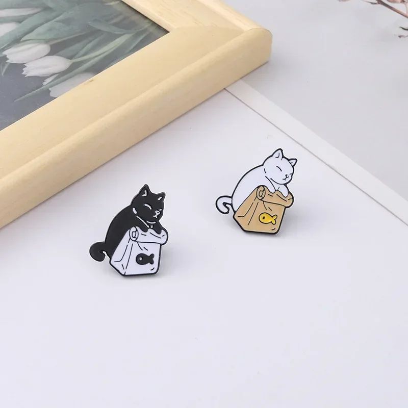 2-Piece Black & White Cat Brooch Set – Cute Cat Brooch Cartoon Cat Pin for Jackets & Bags