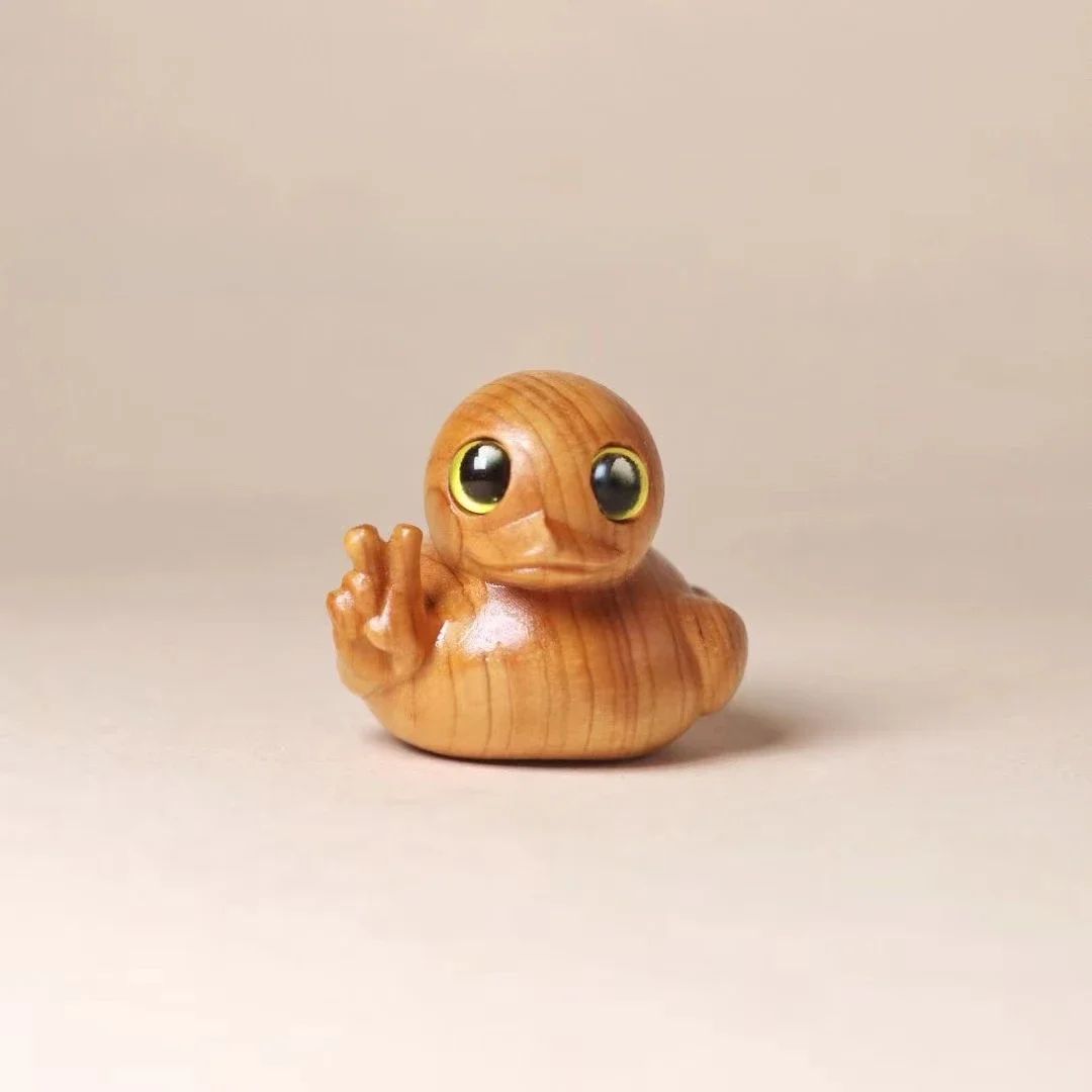 Funny Middle Finger Duck Wooden Figurine – Cheeky Mini Desk Decor & Humorous Gift Statue