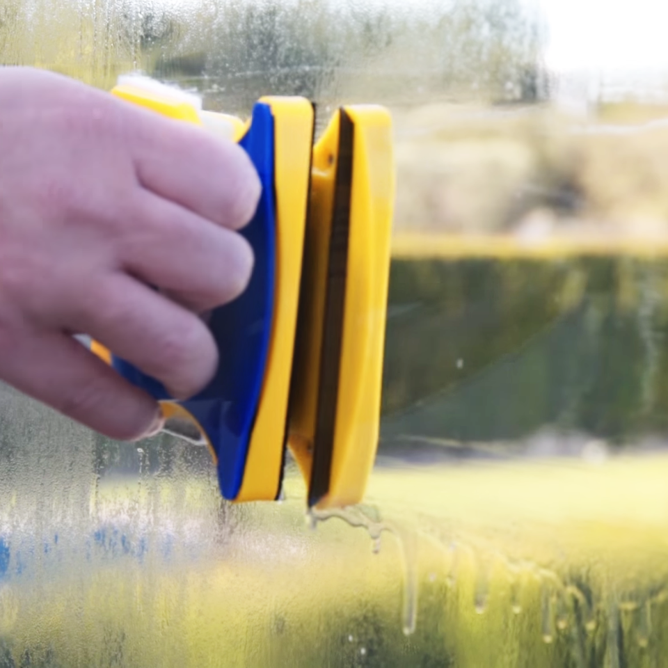 Magnetic Glass Cleaner Brush – Easy Two-Sided Window Cleaner