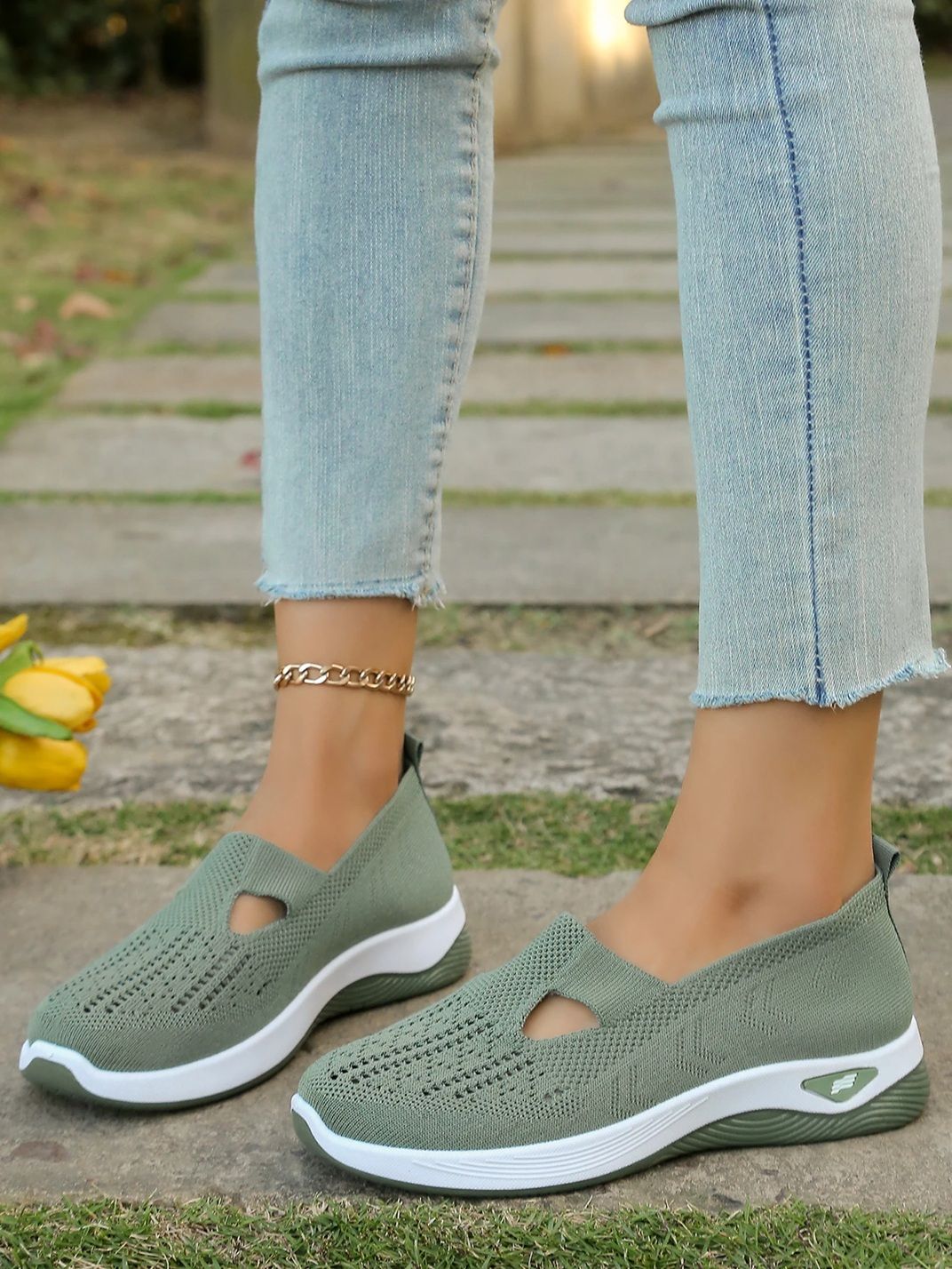 Lightweight Casual Sneakers for Women – Breathable Flat Shoes for Everyday Comfort