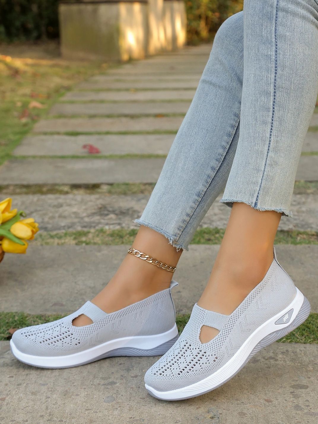 Lightweight Casual Sneakers for Women – Breathable Flat Shoes for Everyday Comfort
