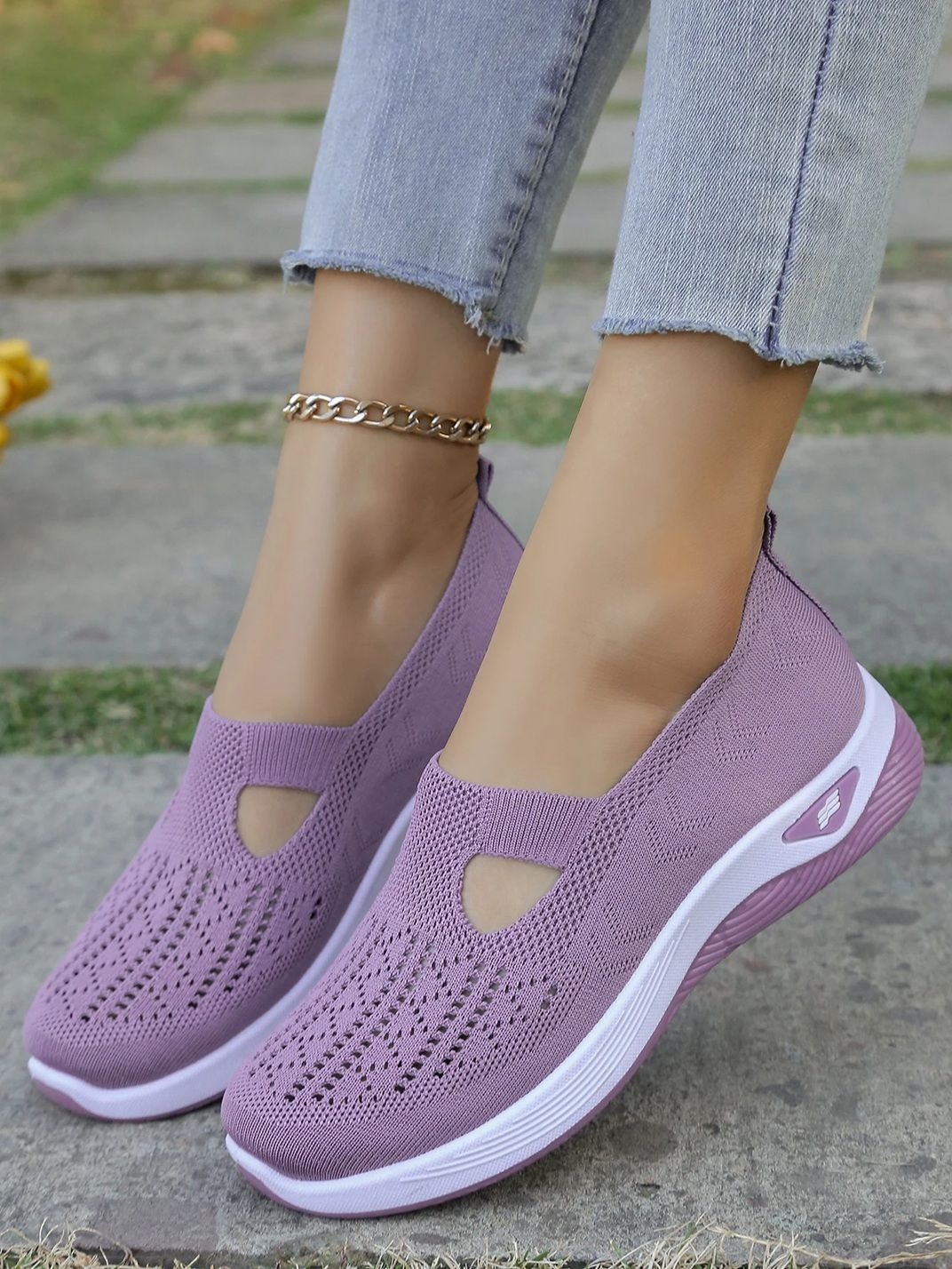 Lightweight Casual Sneakers for Women – Breathable Flat Shoes for Everyday Comfort