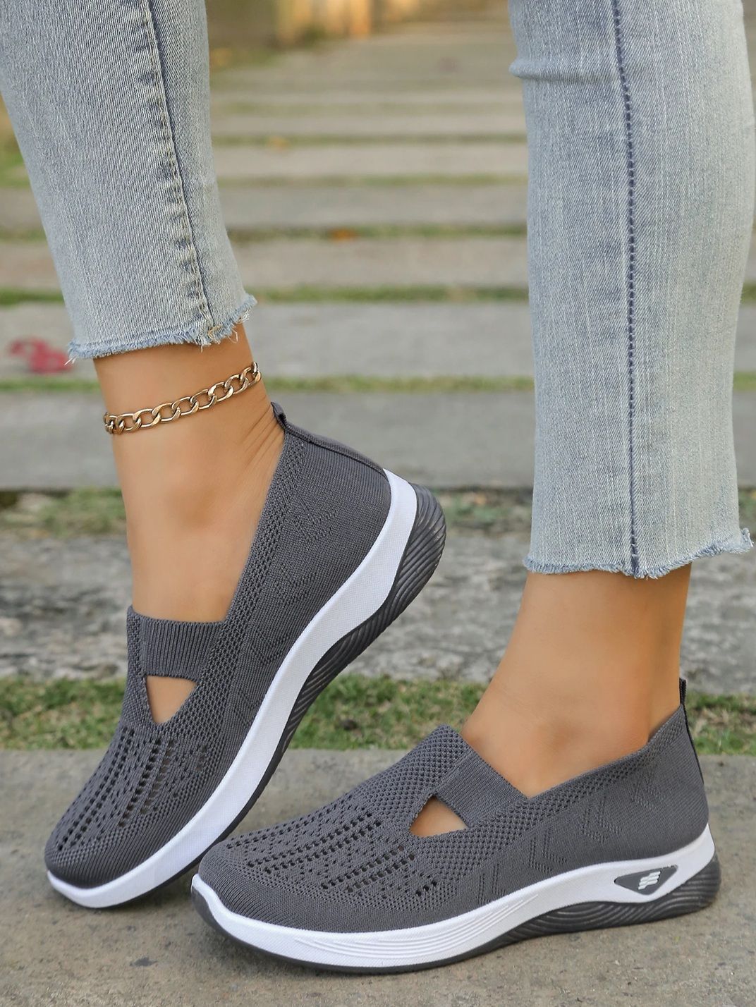 Lightweight Casual Sneakers for Women – Breathable Flat Shoes for Everyday Comfort