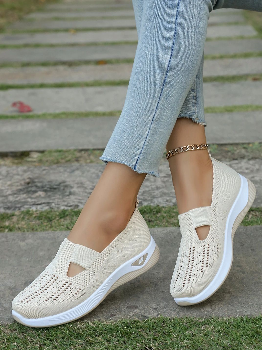 Lightweight Casual Sneakers for Women – Breathable Flat Shoes for Everyday Comfort