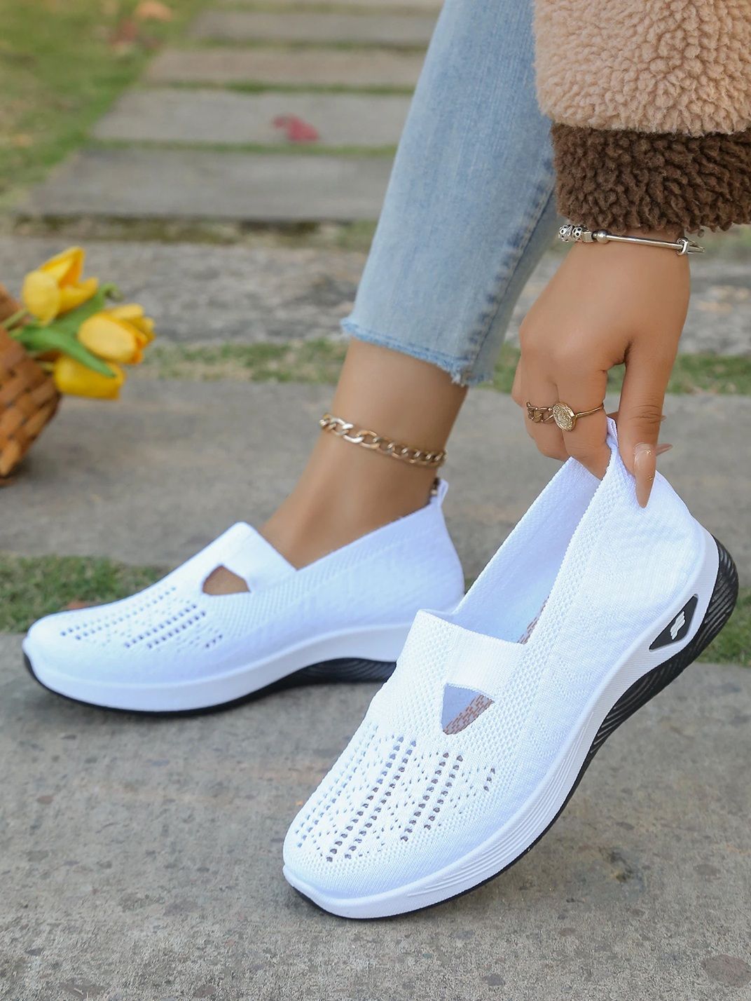 Lightweight Casual Sneakers for Women – Breathable Flat Shoes for Everyday Comfort