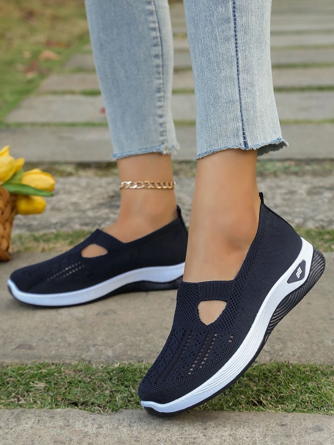 Lightweight Casual Sneakers for Women – Breathable Flat Shoes for Everyday Comfort