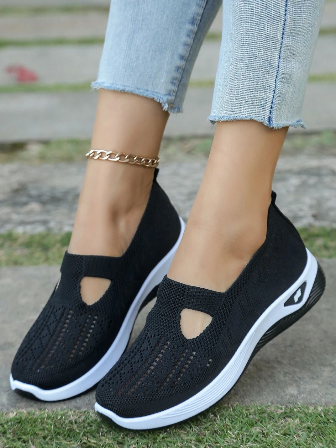 Lightweight Casual Sneakers for Women – Breathable Flat Shoes for Everyday Comfort