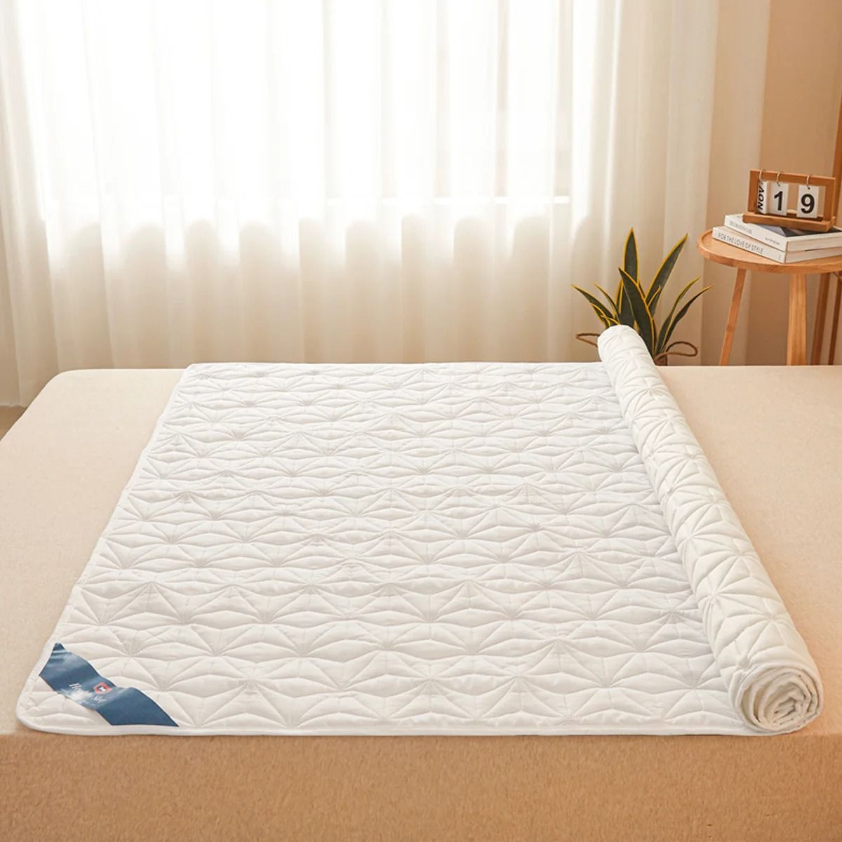 Waterproof Mattress Protector Breathable Noiseless Mattress Cover with Elastic Straps