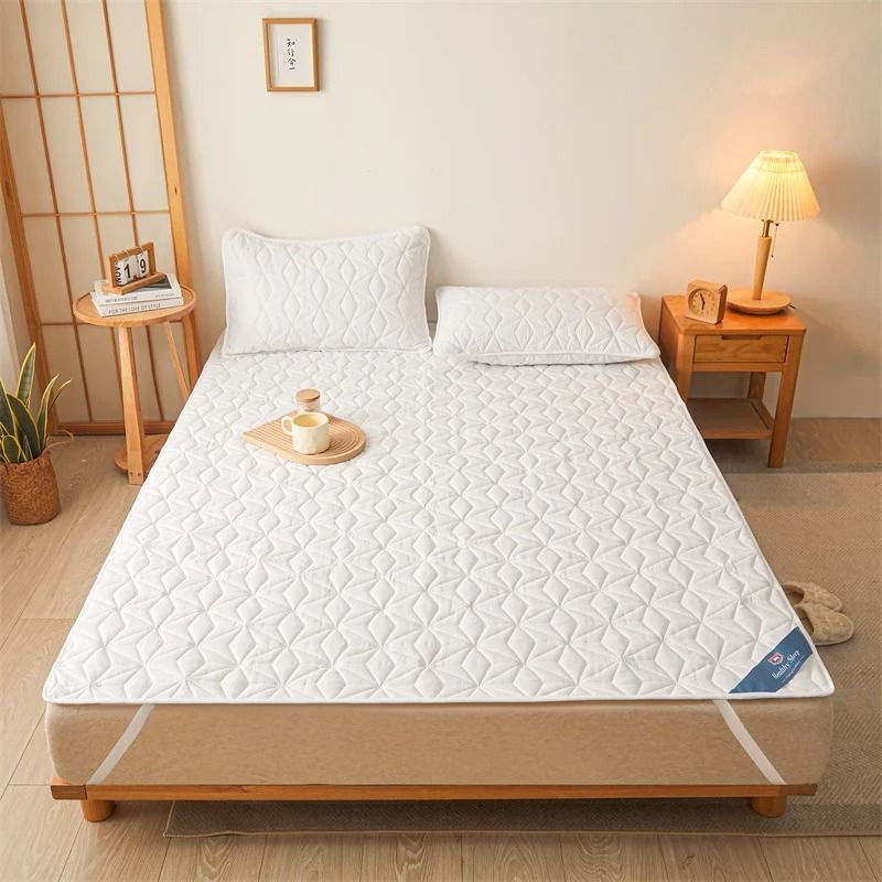 Waterproof Mattress Protector Breathable Noiseless Mattress Cover with Elastic Straps