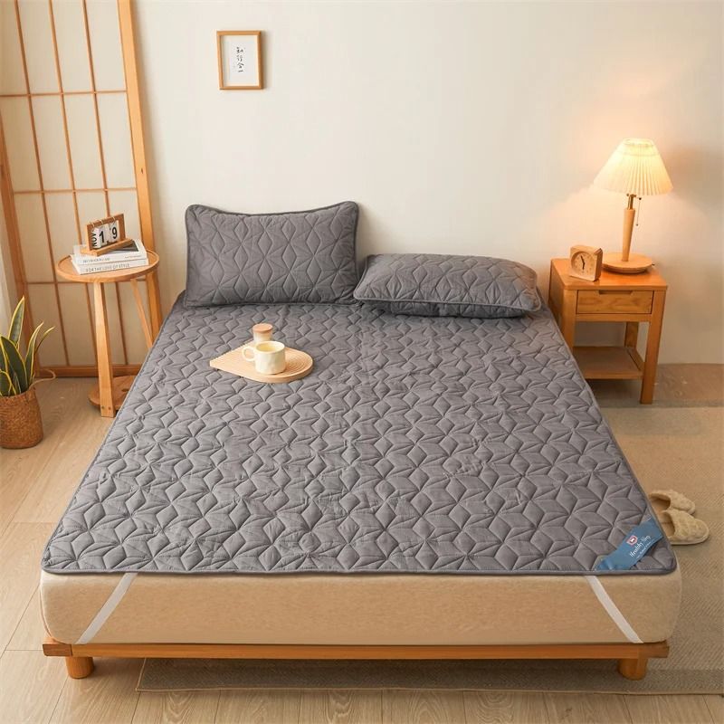 Waterproof Mattress Protector Breathable Noiseless Mattress Cover with Elastic Straps