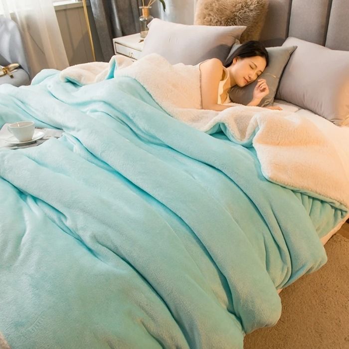 Double-Sided Wool Throw Blanket for Winter Warmth and Comfort