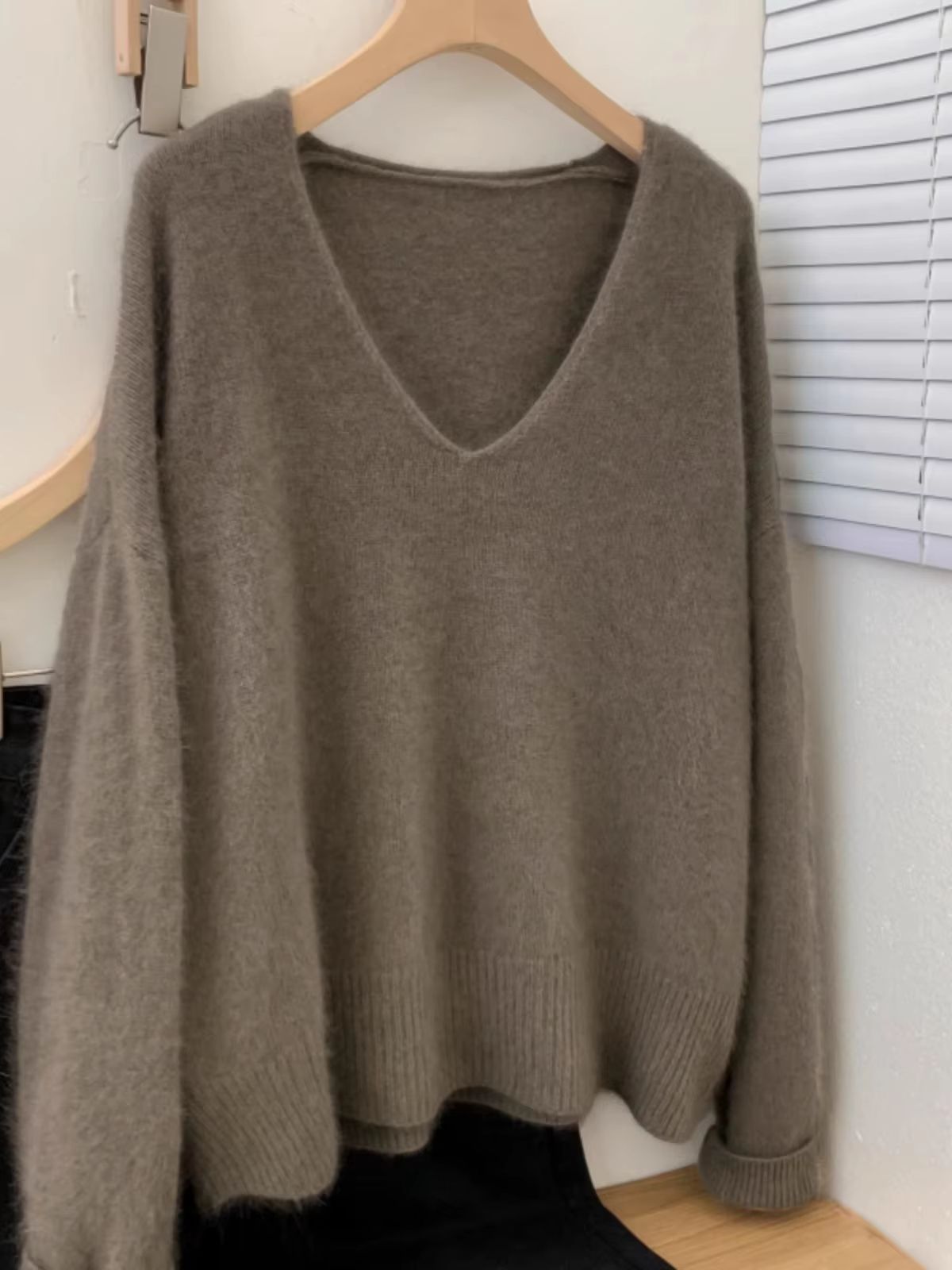 Yangqi Soft Waxy 100% Pure Cashmere V-Neck Sweater – Loose Fit Knit for Autumn & Winter