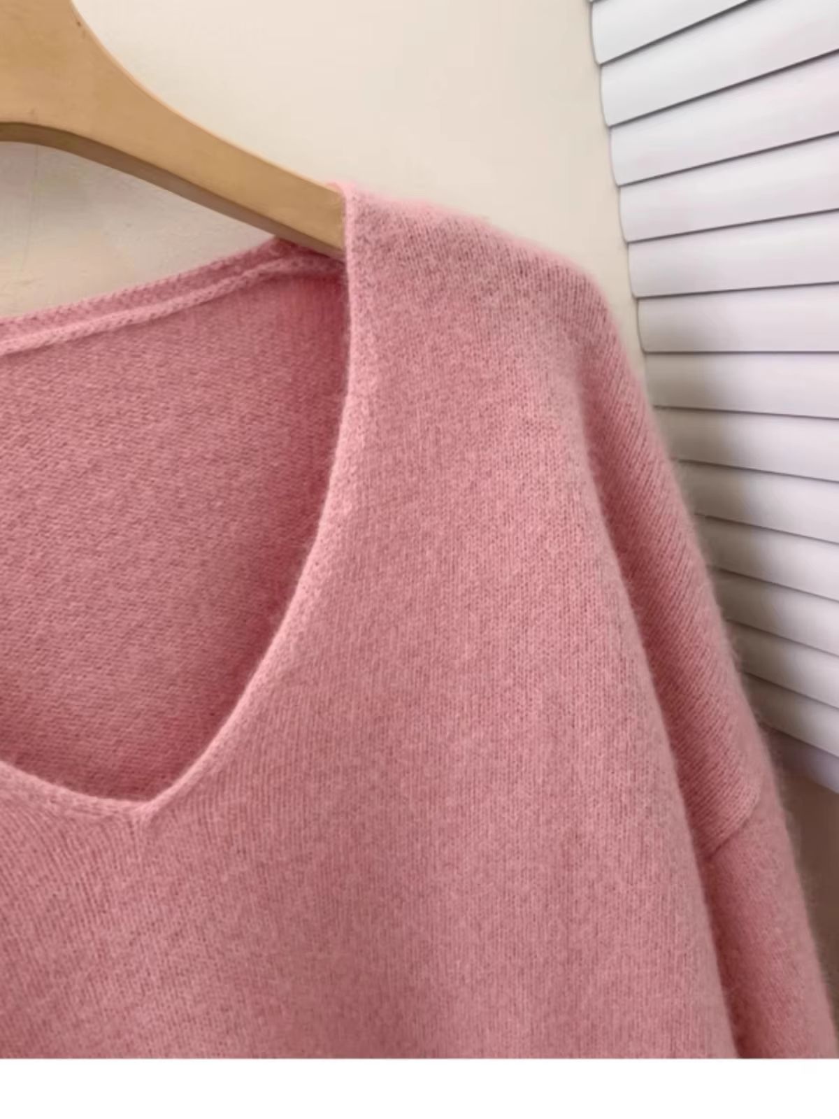 Yangqi Soft Waxy 100% Pure Cashmere V-Neck Sweater – Loose Fit Knit for Autumn & Winter