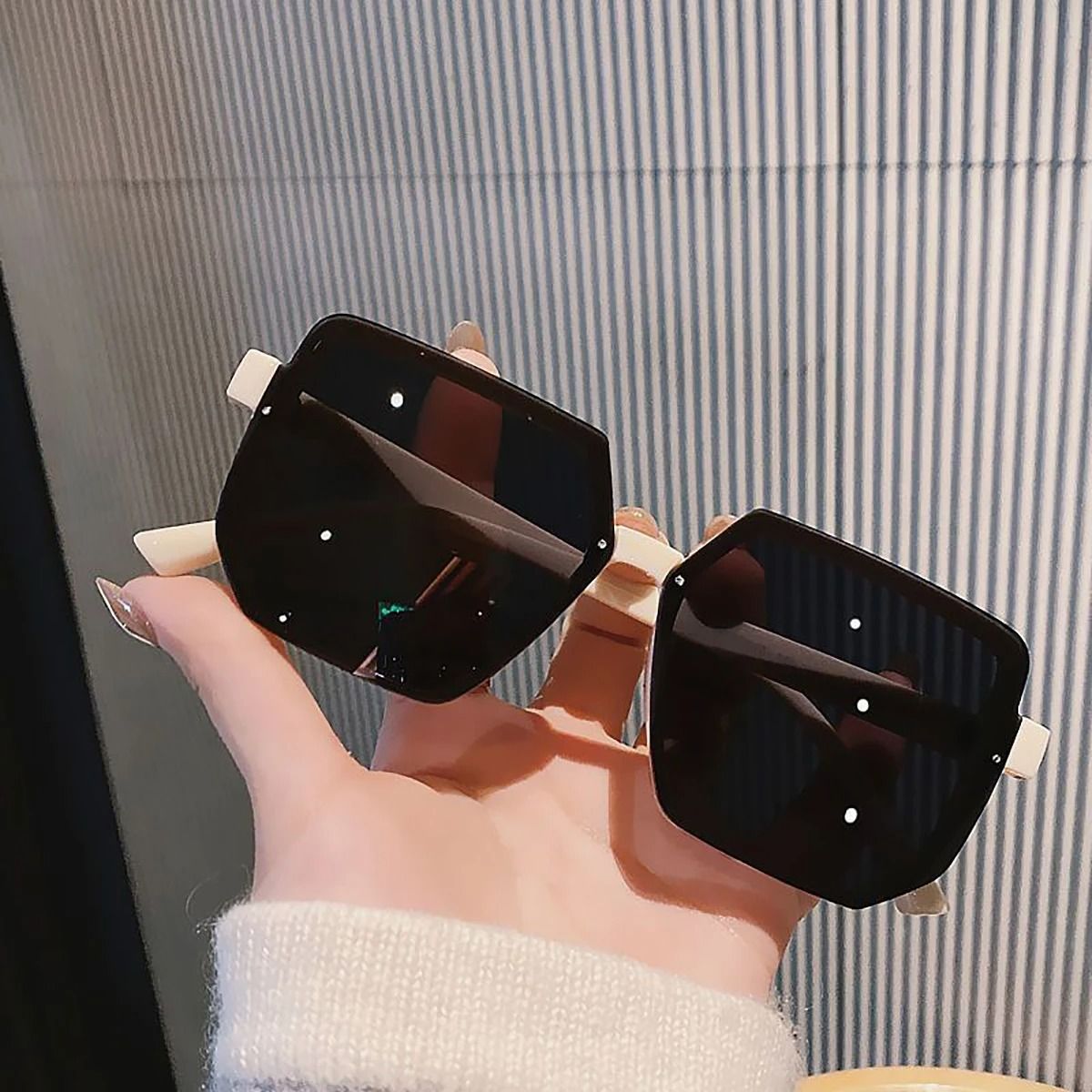 Big Frame Vintage Sunglasses for Men and Women – Retro Square UV Protection Eyewear