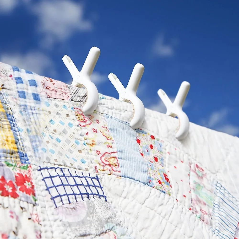 Windproof Beach Towel Clips 2/4 pcs per Pack – Heavy-Duty Plastic Quilt & Clothes Hangers for Drying and Outdoor Use