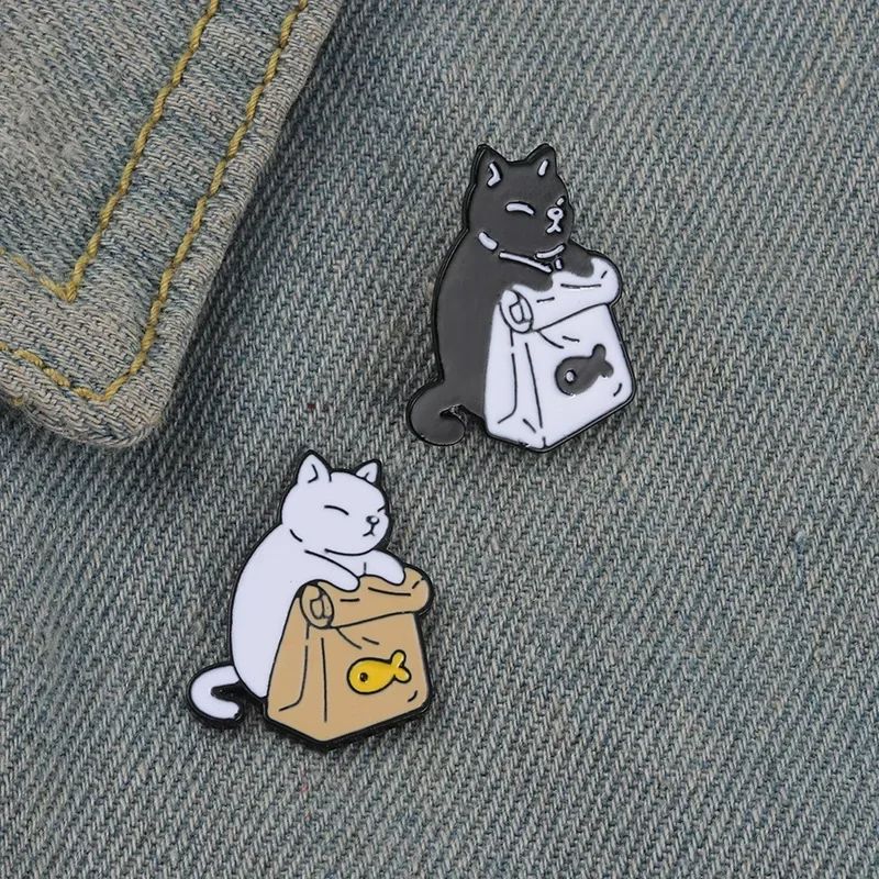2-Piece Black & White Cat Brooch Set – Cute Cat Brooch Cartoon Cat Pin for Jackets & Bags