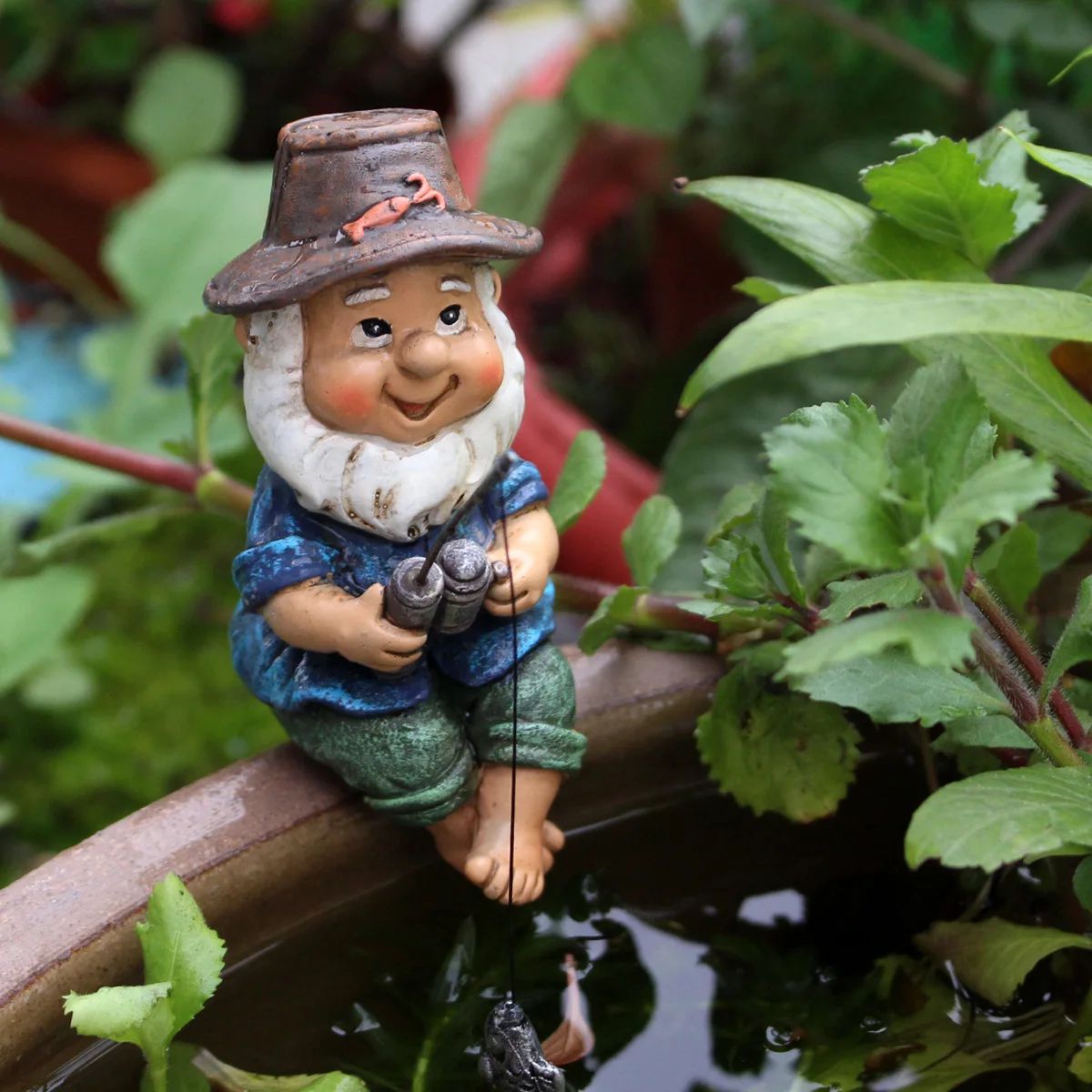 Whimsical Fishing Gnome Statue Resin Garden Figurine for Outdoor Garden Decor