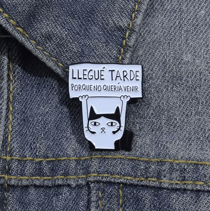 Tarde Porque No Queria Venir Cartoon Enamel Pin – Funny Spanish Cat Brooch for Lapel, Backpack, Badge Jewelry Gift