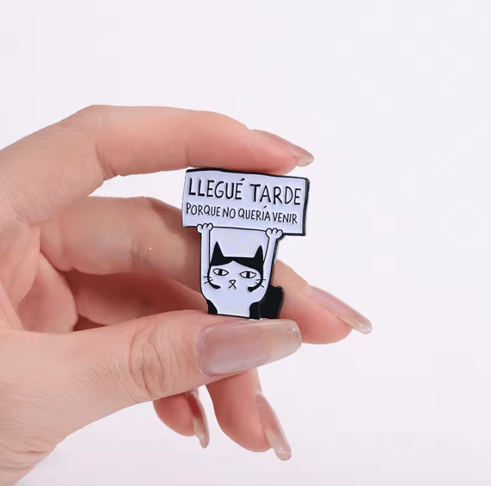 Tarde Porque No Queria Venir Cartoon Enamel Pin – Funny Spanish Cat Brooch for Lapel, Backpack, Badge Jewelry Gift