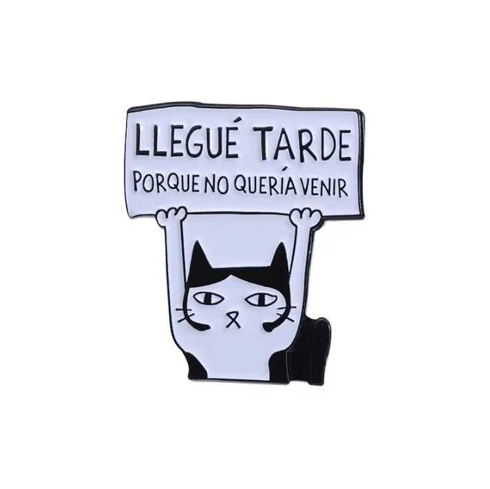 Tarde Porque No Queria Venir Cartoon Enamel Pin – Funny Spanish Cat Brooch for Lapel, Backpack, Badge Jewelry Gift