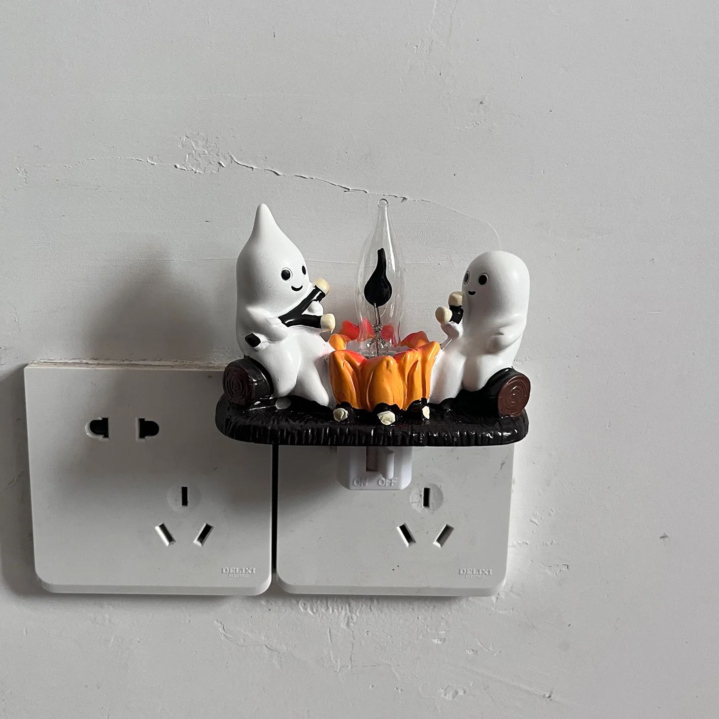 Glowing Ghost Firelight Figurine – LED Halloween Desk Decor