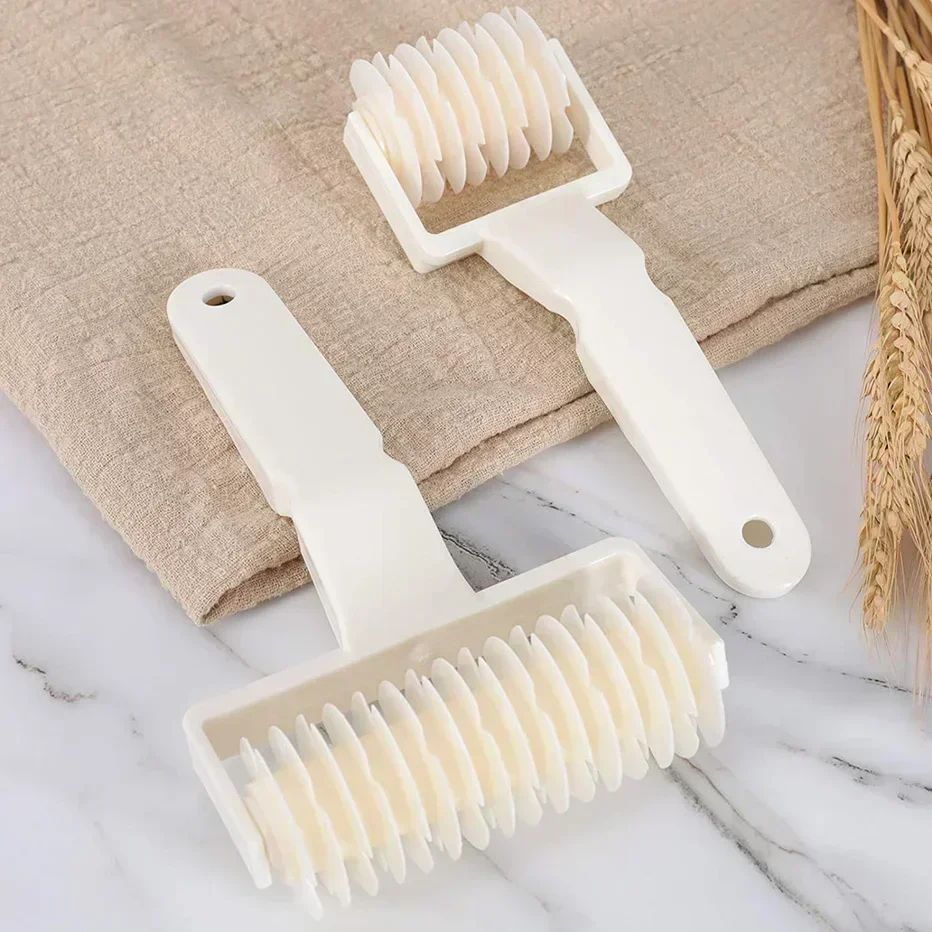 Creative Lattice Roller Cutter for Perfect Pastry & Pizza Dough Designs