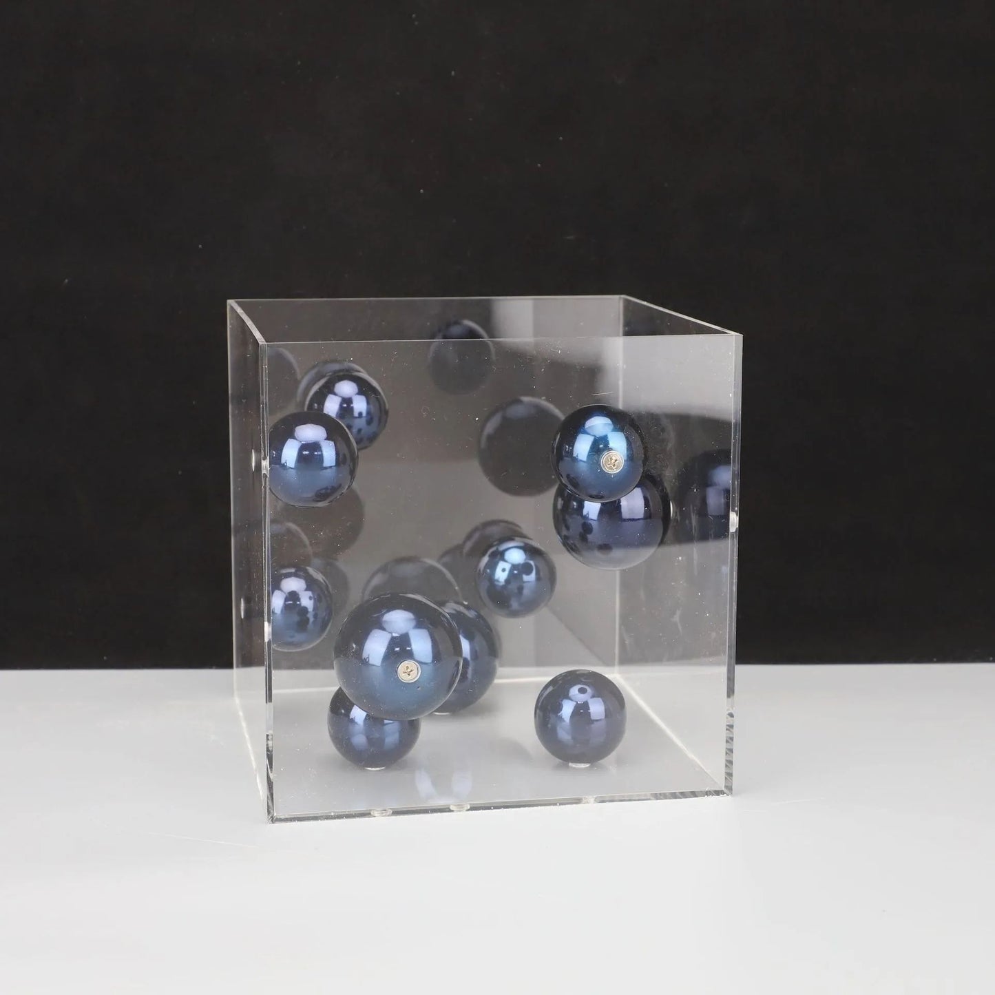 Modern Clear Acrylic Cube Display Box – Square Transparent Cover for Home Decor & Collectibles