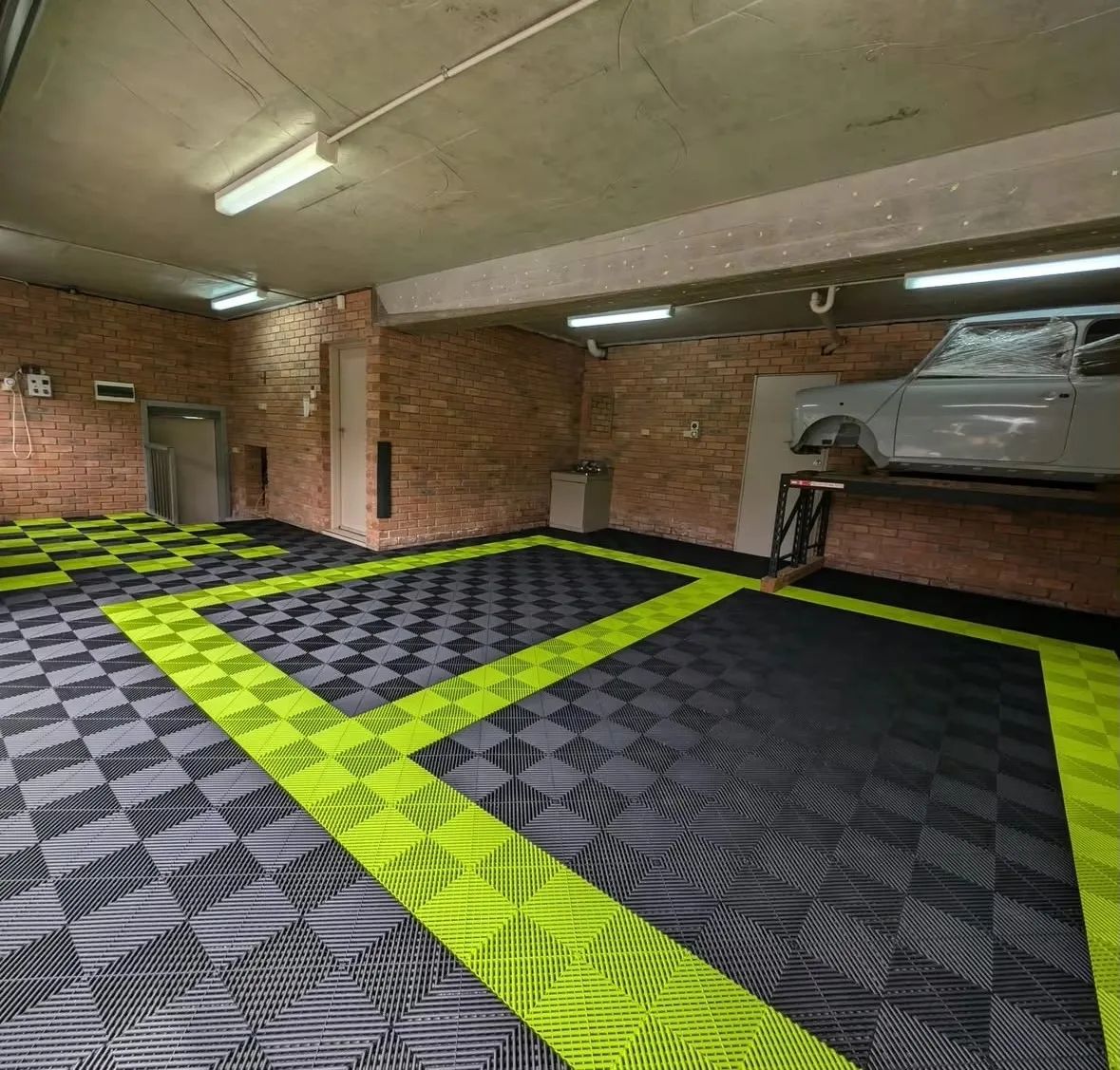 Interlocking Garage Floor Tiles Heavy Duty Vented Modular Outdoor Flooring