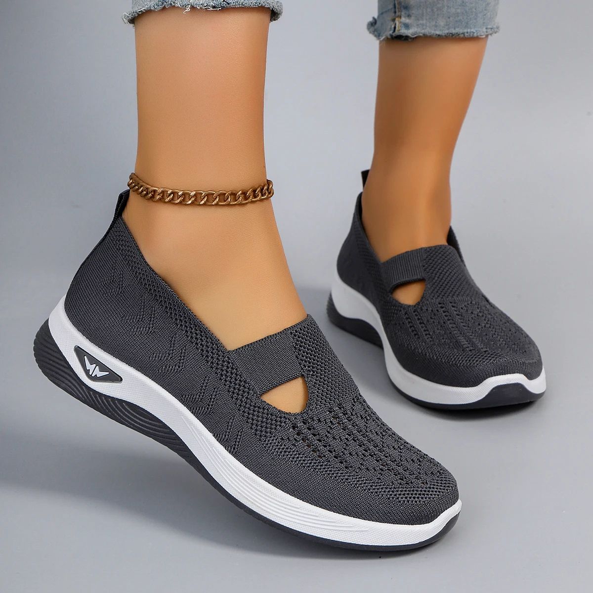Breathable Lightweight Women's Sports Shoes for Everyday Comfort