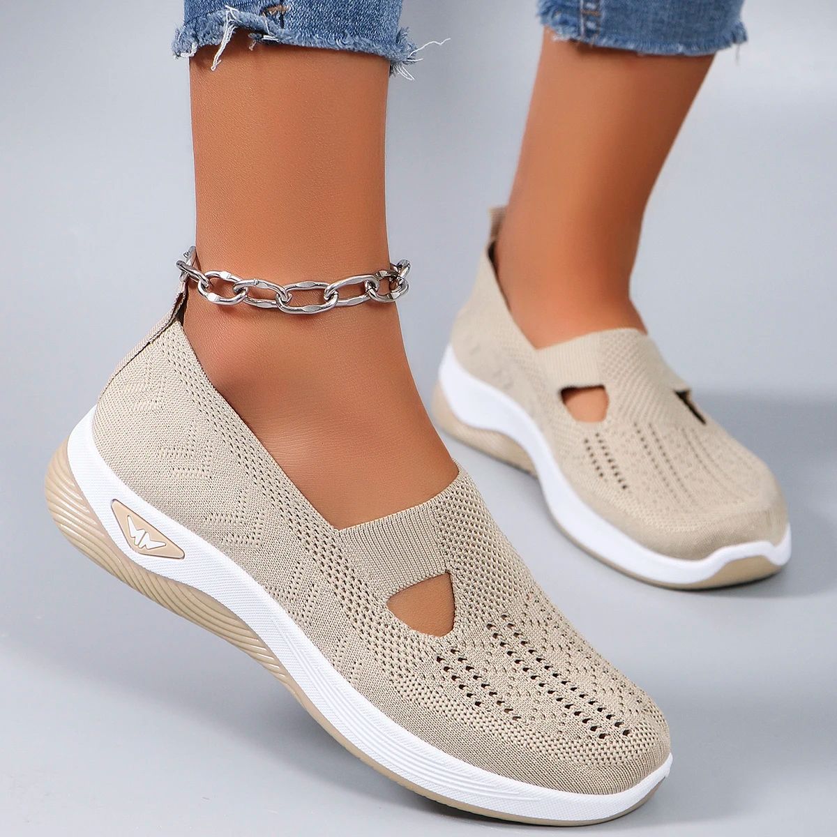 Breathable Lightweight Women's Sports Shoes for Everyday Comfort