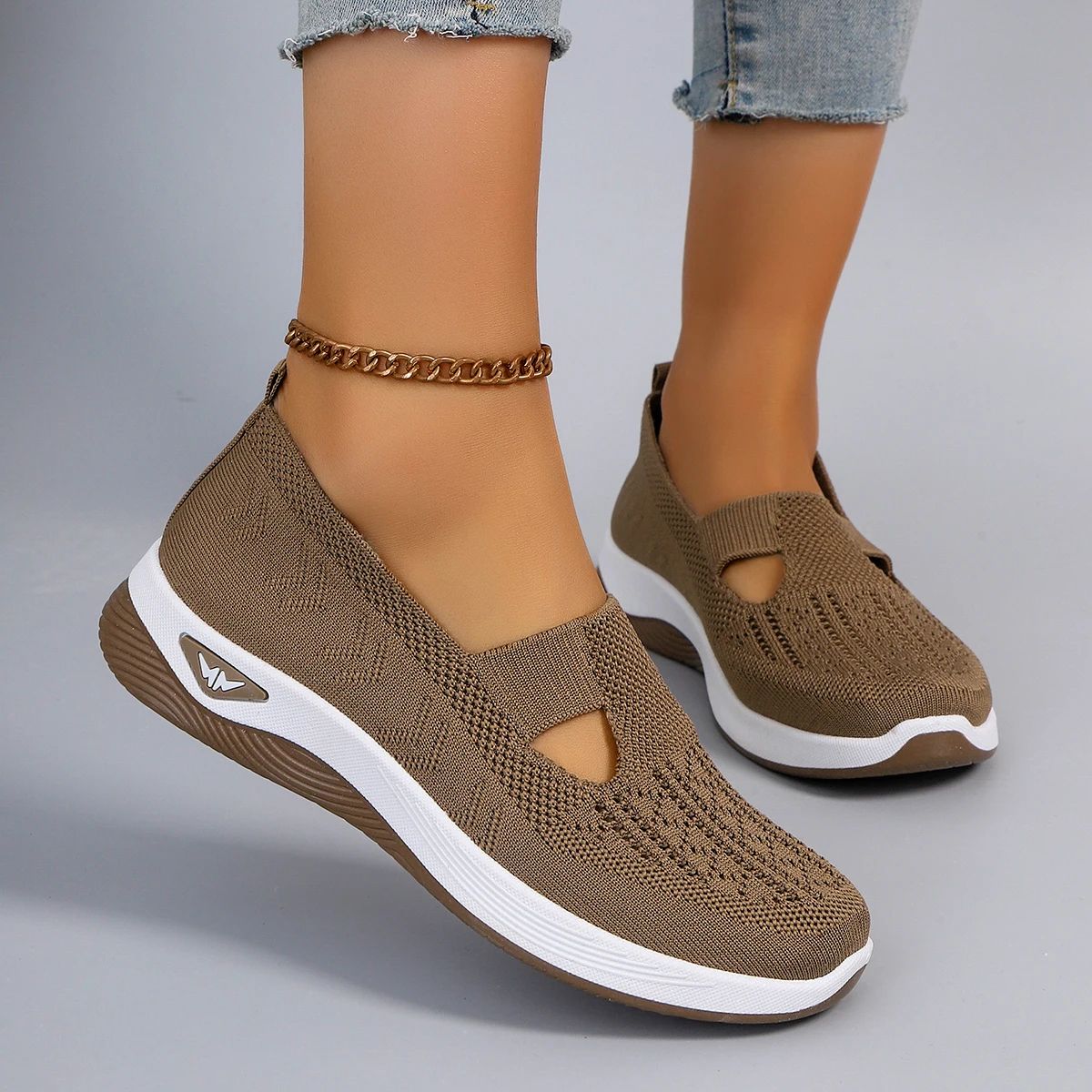 Breathable Lightweight Women's Sports Shoes for Everyday Comfort