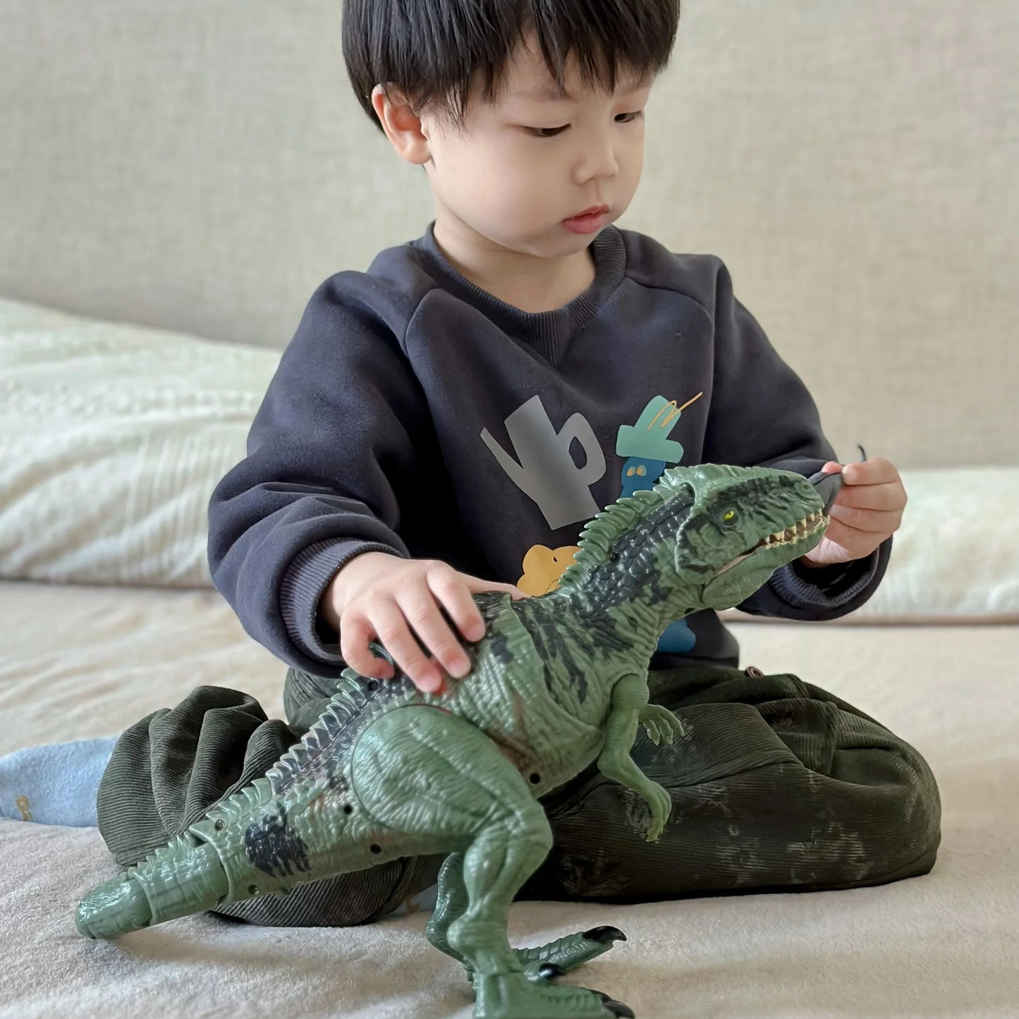 Jurassic World Strike N Roar Giganotosaurus Toy Interactive Dinosaur Figure with Lights and Sounds